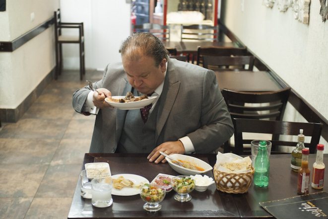 Cliente almoçando sozinho em restaurante, sem chamar a atenção da equipe